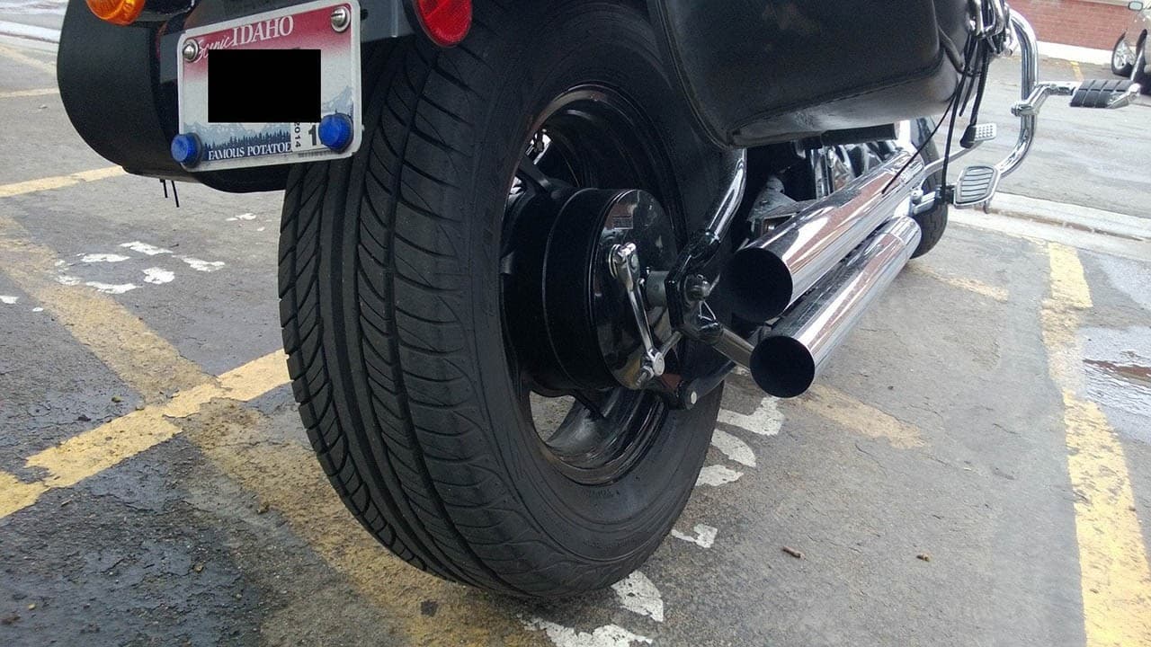 Автомобильное колесо на мотоцикле: минусы темной стороны — 1