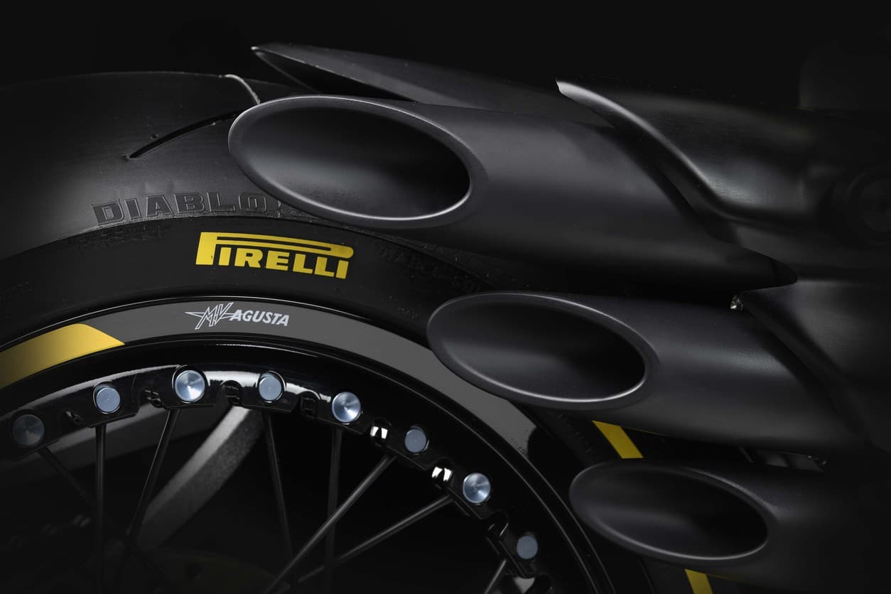 Это божественно: MV Agusta и Pirelli представили произведение мотоискусства — 8