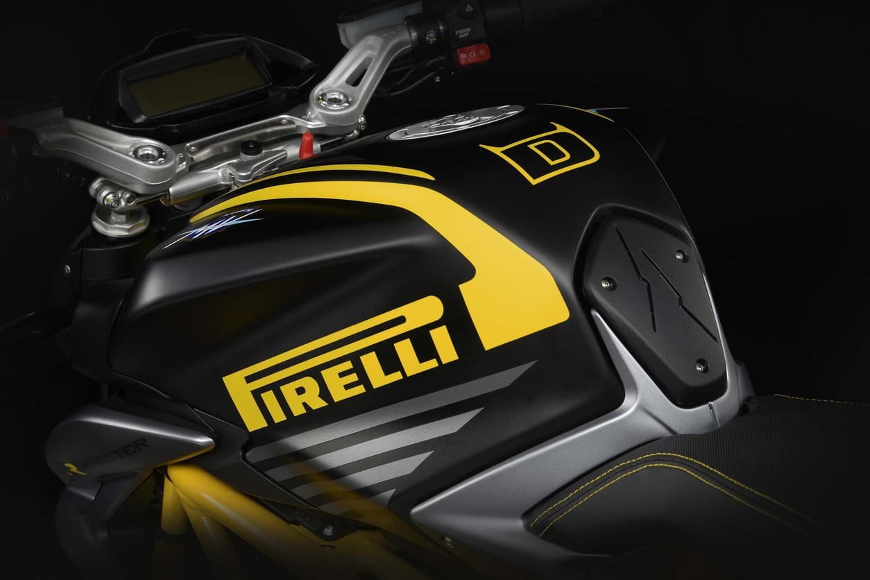 Это божественно: MV Agusta и Pirelli представили произведение мотоискусства — 6