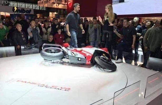 В Милане на выставке Eicma уронили самый дорогой Ducati — 2
